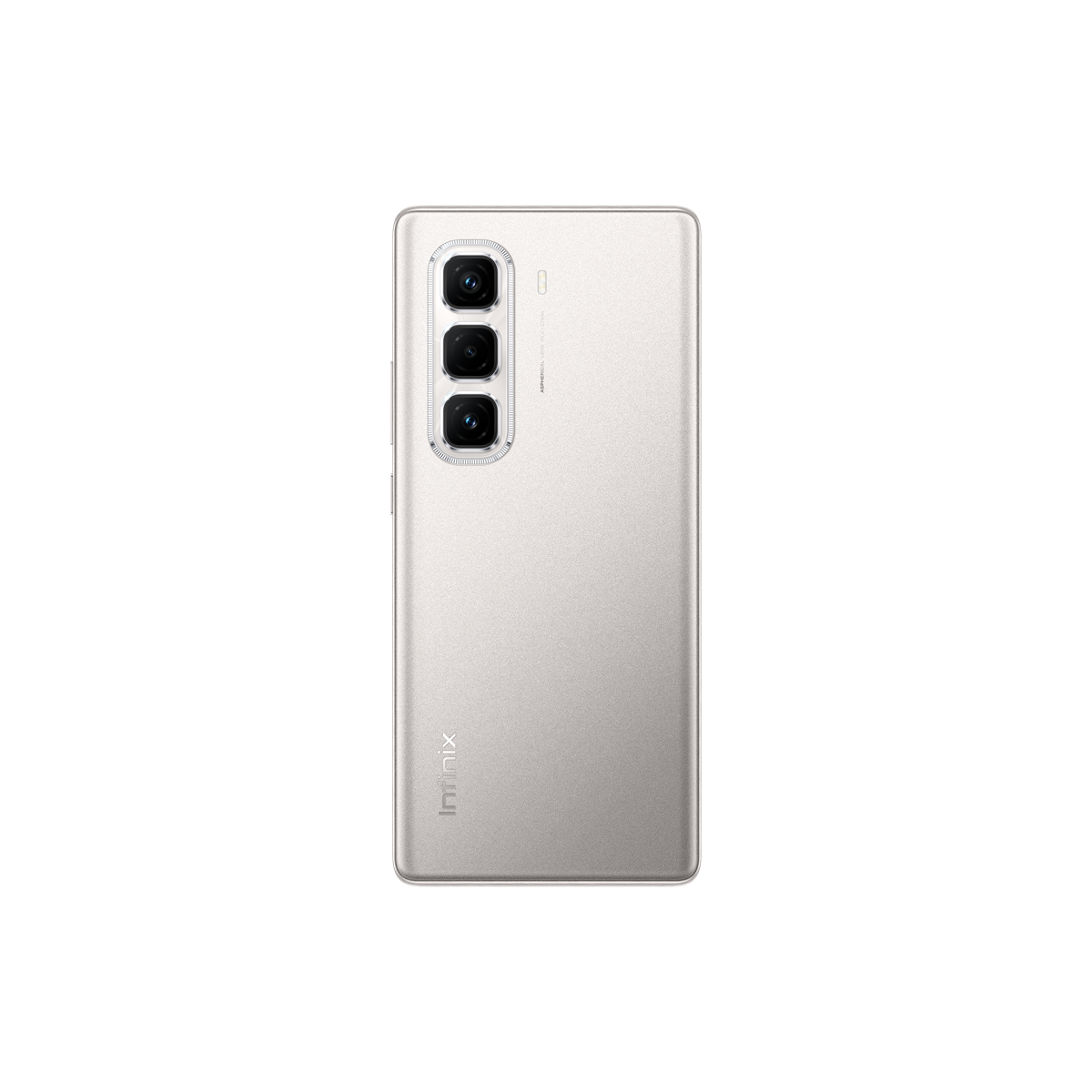 Üç kameralı, gümüş renkli bir akıllı telefonun arkası siyah bir arka plan üzerinde gösteriliyor. Infinix logosu görülüyor.