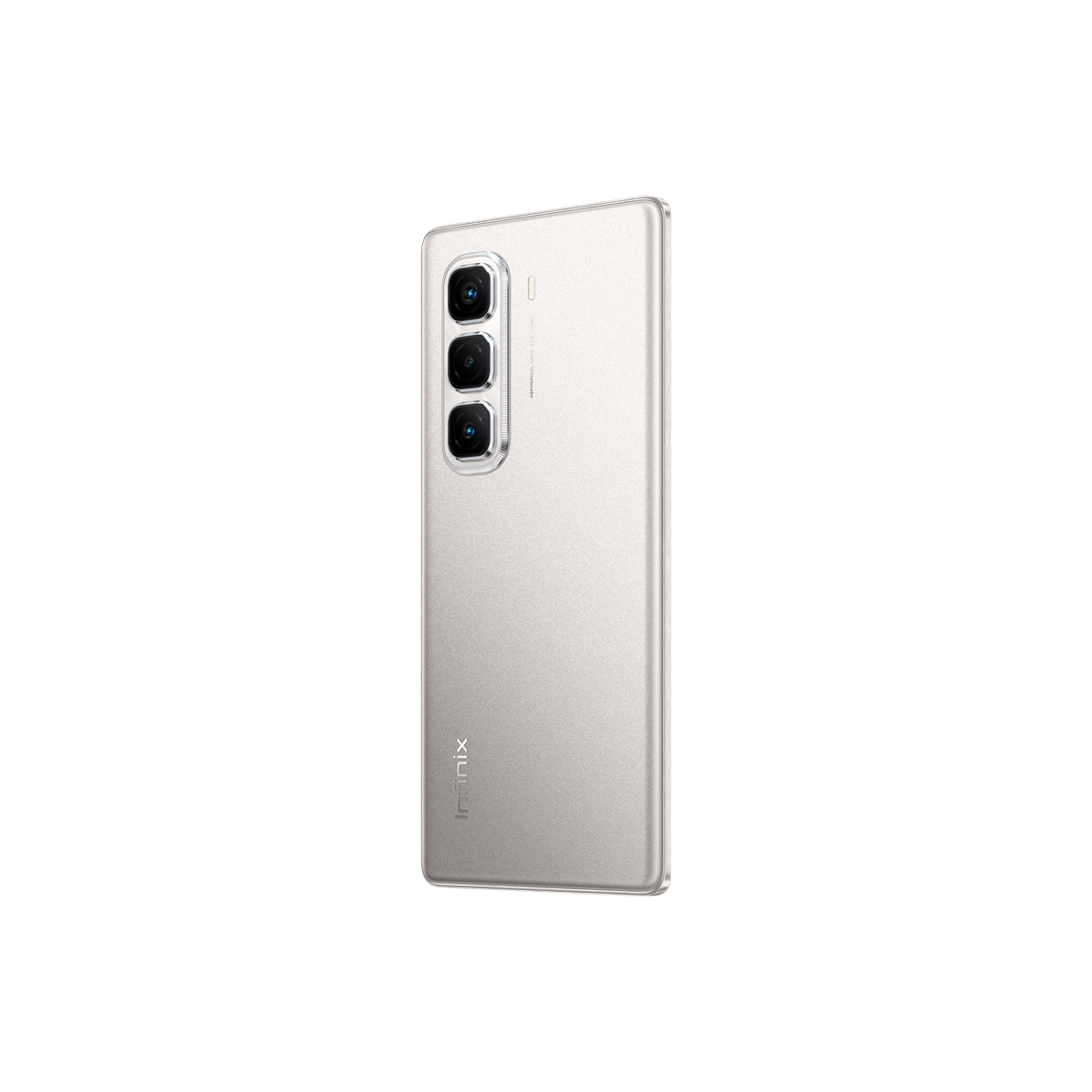 Siyah zemin üzerinde üç kameralı gümüş bir akıllı telefon. Infinix logosu görünür.