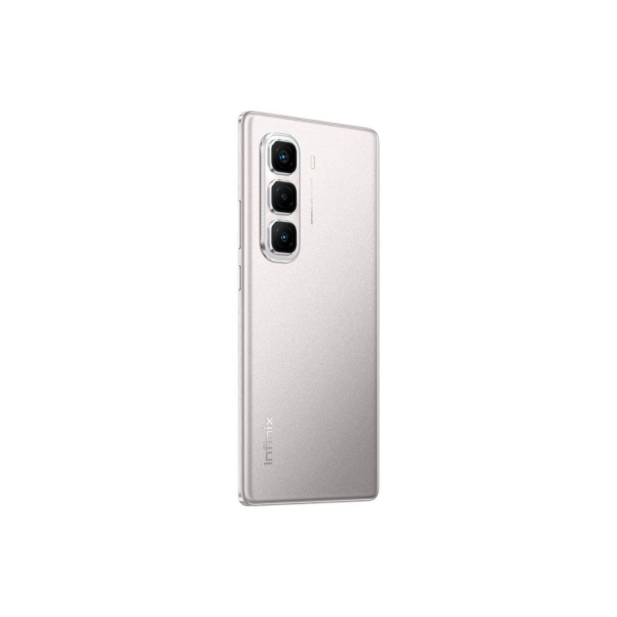 Siyah zemin üzerinde gümüş renkli bir Infinix akıllı telefon. Üç arka kamerası var. Infinix logosu arkada.
