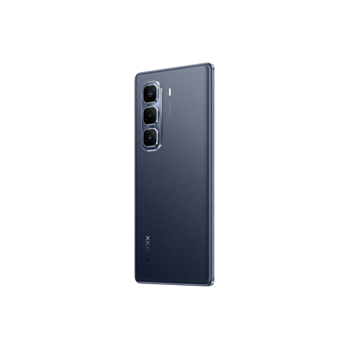 Siyah arka plan üzerinde üç kameralı, koyu mavi bir akıllı telefon. Infinix logosu görülüyor.