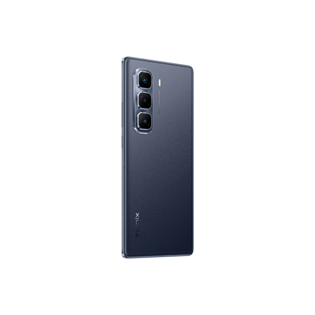 Koyu mavi bir akıllı telefon, arkası görünecek şekilde hafifçe açılı duruyor. Üç kamera lensi ve Infinix logosu var. Arka plan siyah.