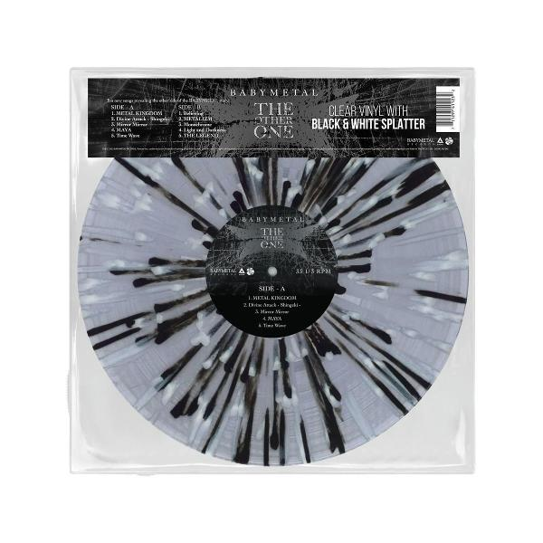 Klare Vinyl-Schallplatte mit schwarzem und weißem Farbklecks. Das Label sagt BABYMETAL, THE OTHER ONE. Seite A Trackliste ist sichtbar.