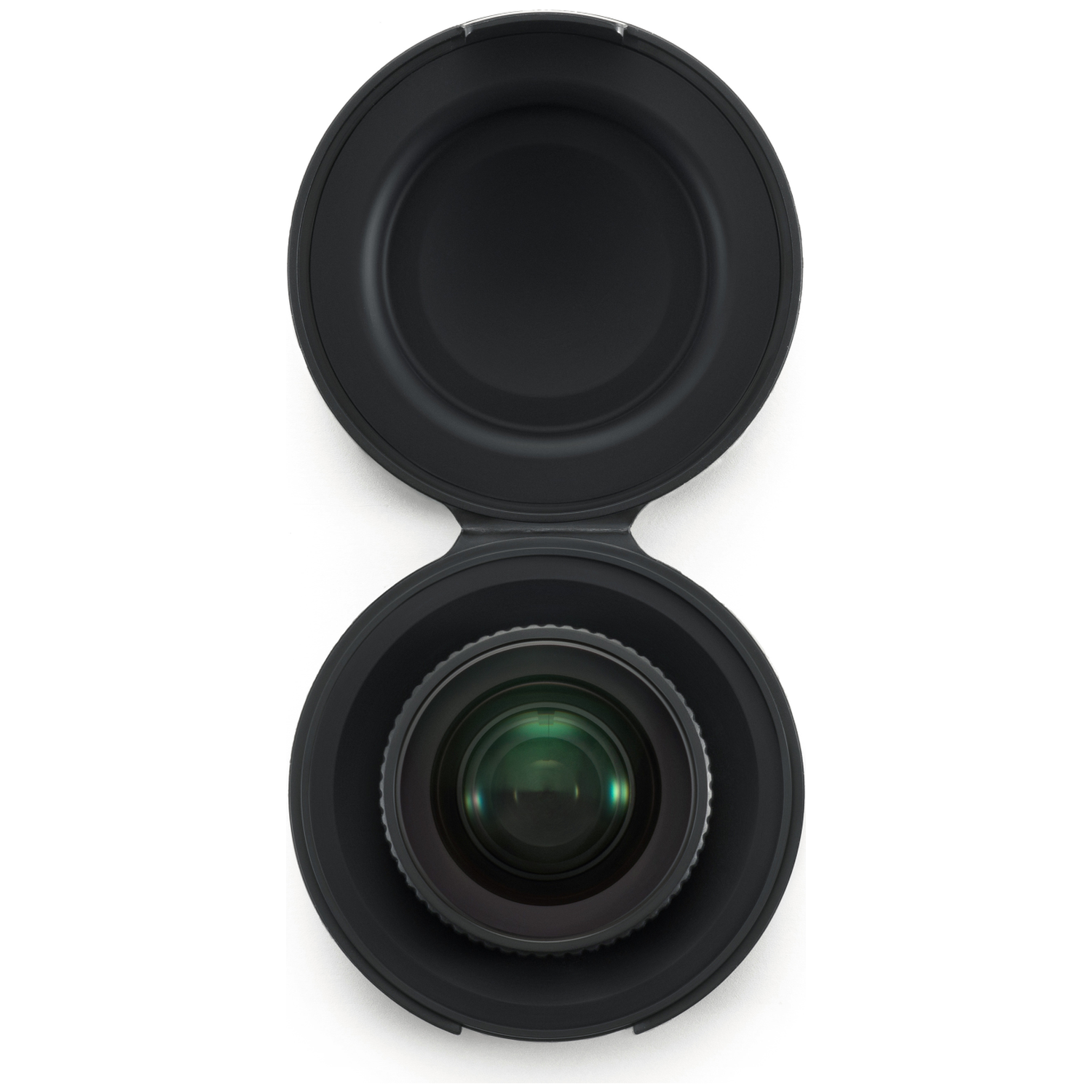 Un objectif d'appareil photo noir avec un bouchon d'objectif détaché, sur fond blanc. L'objectif reflète une teinte verte.
