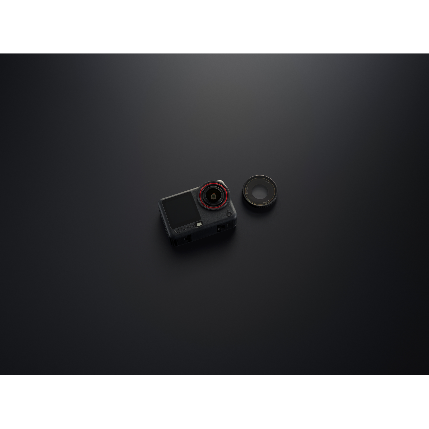 Een zwarte action camera en een lens liggen op een donker oppervlak. De camera heeft een rode ring rond de lens.