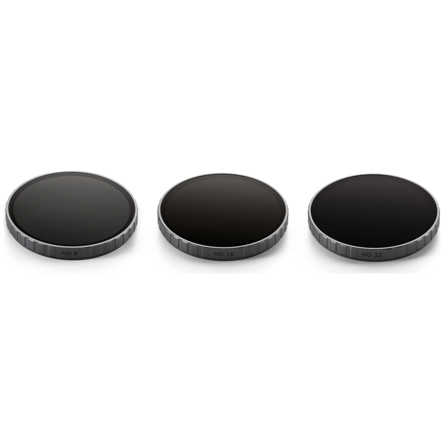 Drie cirkelvormige ND-filters. Elk heeft een donker glazen midden en een zilveren metalen rand, gemarkeerd met ND 8, ND 16 en ND 32.
