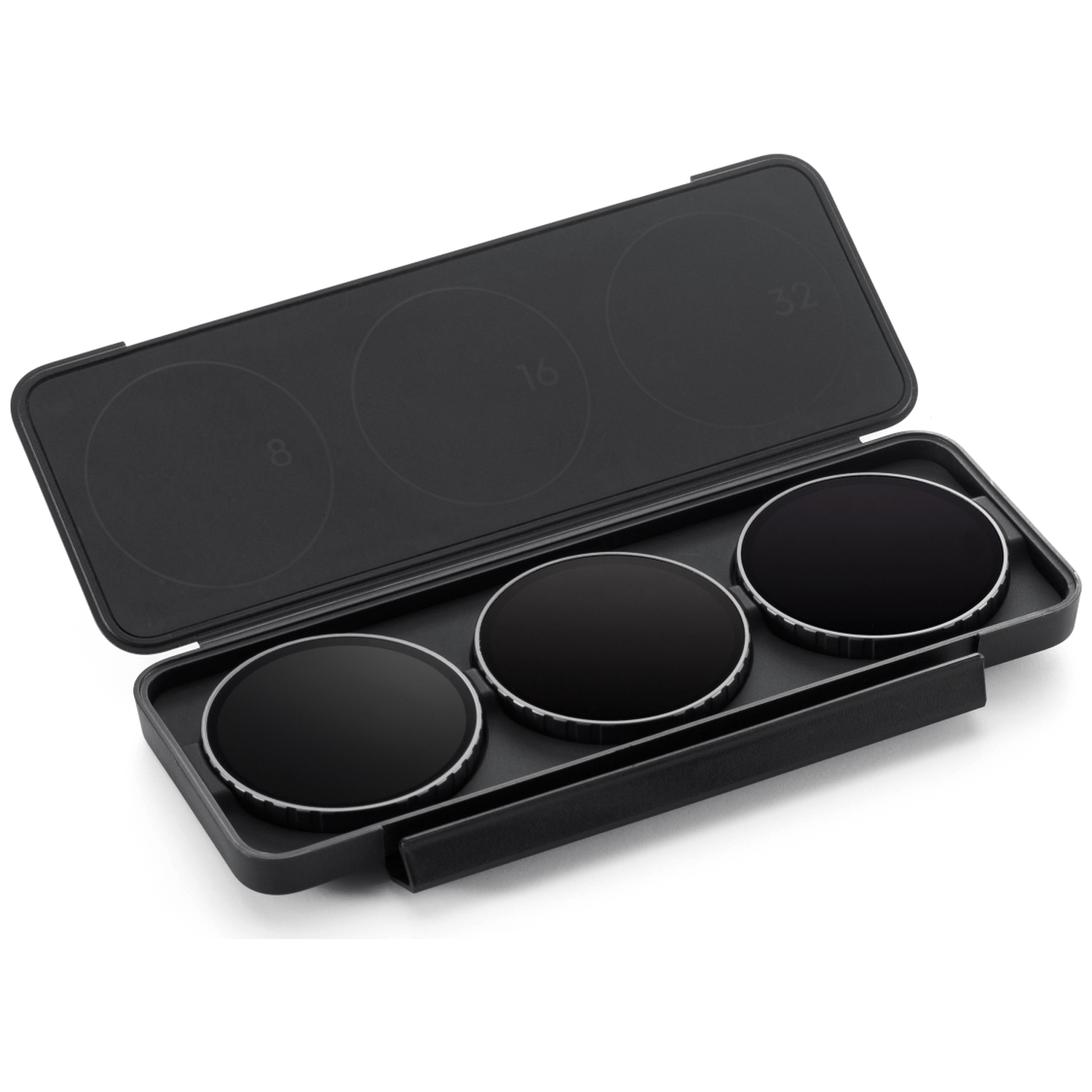 Een zwarte koffer bevat drie ronde filters. De koffer is open en onthult de filters. Elke filter heeft een zilveren rand en een donker, reflecterend oppervlak.