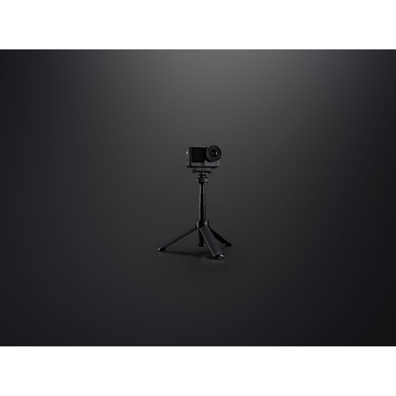 Een zwarte actiecamera op een statief staat tegen een donkergrijze achtergrond. De camera is gecentreerd, goed verlicht en scherp.