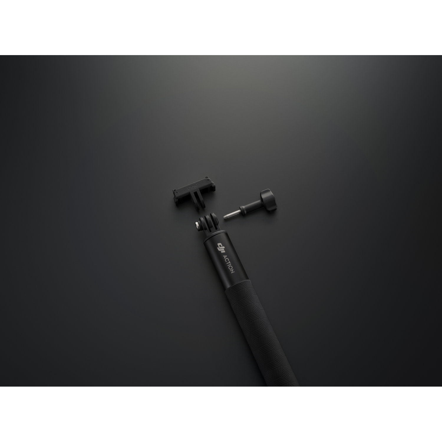 Zwarte accessoires voor action camera op een donkere ondergrond. Inclusief selfiestick, connector en schroef.