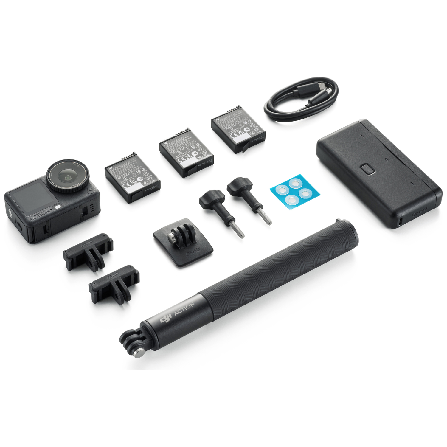 Kit caméra DJI Action sur fond blanc. Comprend caméra, batteries, supports, étui de charge, bâton et câble. Tout noir.