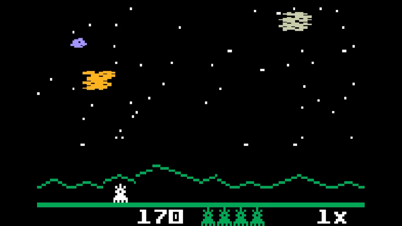 Eine Retro-Weltraumspielszene. Sterne übersäen den schwarzen Himmel. Alien-Schiffe fliegen über einer grünen, pixeligen Landschaft, mit einem Raumschiff unten.