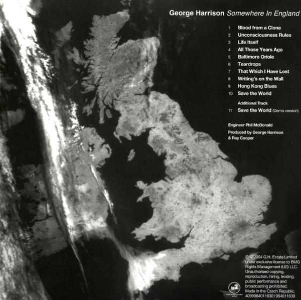 Pochette d'album : Une carte en niveaux de gris des îles britanniques. Le texte comprend le titre de l'album, la liste des titres et les informations sur l'artiste.