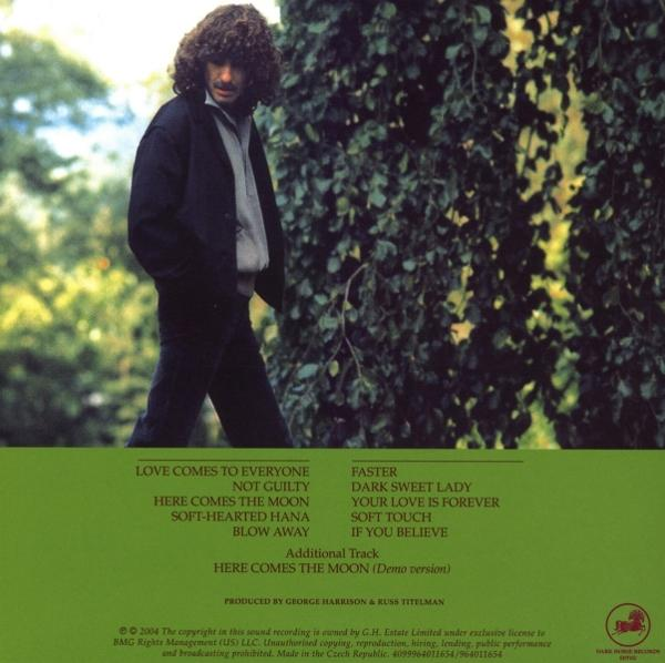 Homme aux cheveux bouclés en veste sombre près d'un arbre feuillu. Liste des titres de l'album en bas de l'image.