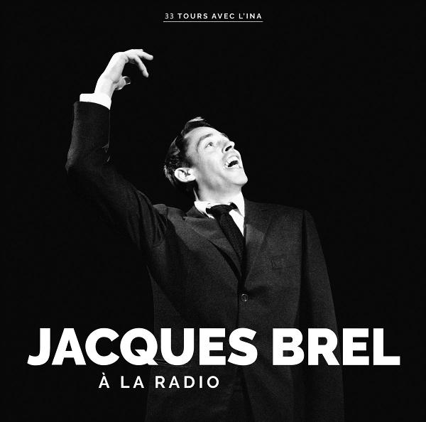 Schwarzweißfoto von Jacques Brel beim Singen mit erhobenem Arm. Text: Jacques Brel à la Radio. Schwarzer Hintergrund.
