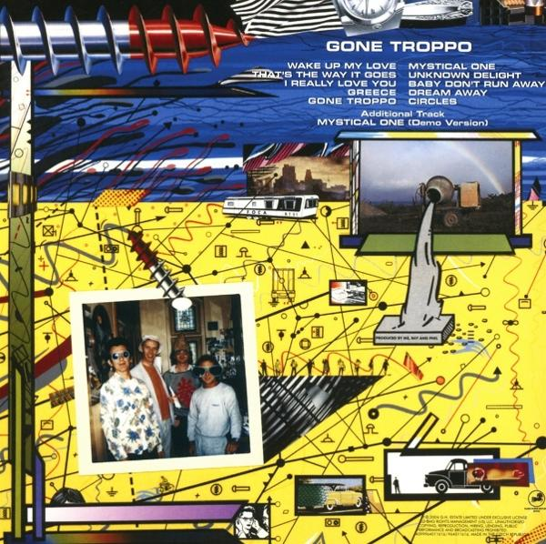 Albumcover mit Bandfoto, Songtiteln. Gelber Hintergrund mit abstrakten Designs und Illustrationen, darunter ein Auto und ein Bus.