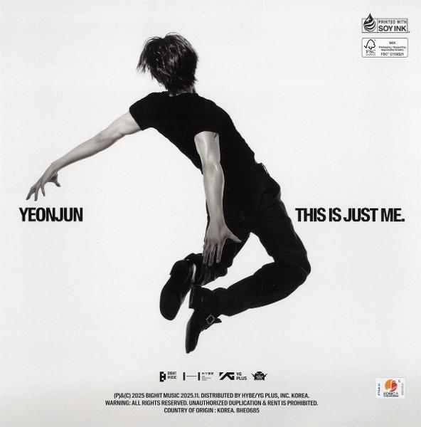 Ein Mann in schwarzer Kleidung springt. Der Text lautet 'YEONJUN' und 'THIS IS JUST ME'. Der Hintergrund ist weiß.