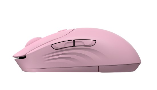 Pembe kablosuz bir bilgisayar faresi. Kaydırma tekerleği, yan düğmeler ve şık, ergonomik bir tasarıma sahiptir. Arka plan beyazdır.