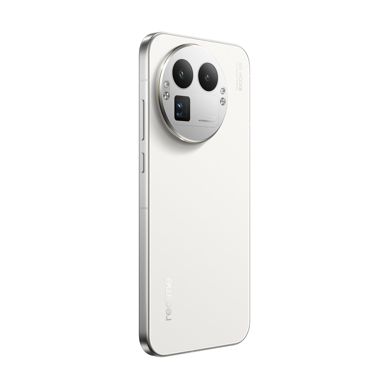 Un telefono Realme bianco con cornice argentata. Ha un modulo fotocamera distintivo con tre obiettivi e la scritta 'RICOH GR'.