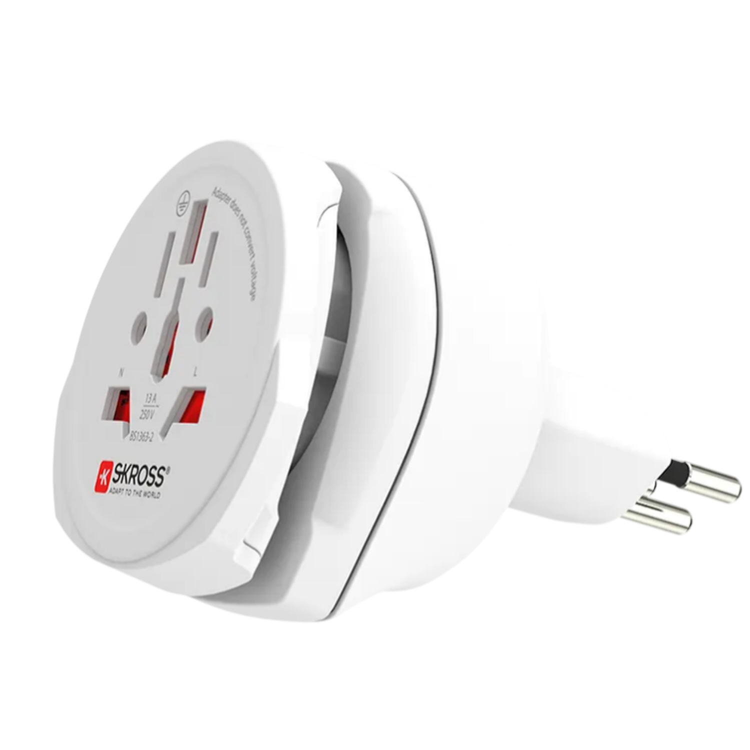 Een witte SKROSS reisadapter. Het heeft meerdere stekker types en rode stopcontacten voor internationaal gebruik. Het logo is zichtbaar.