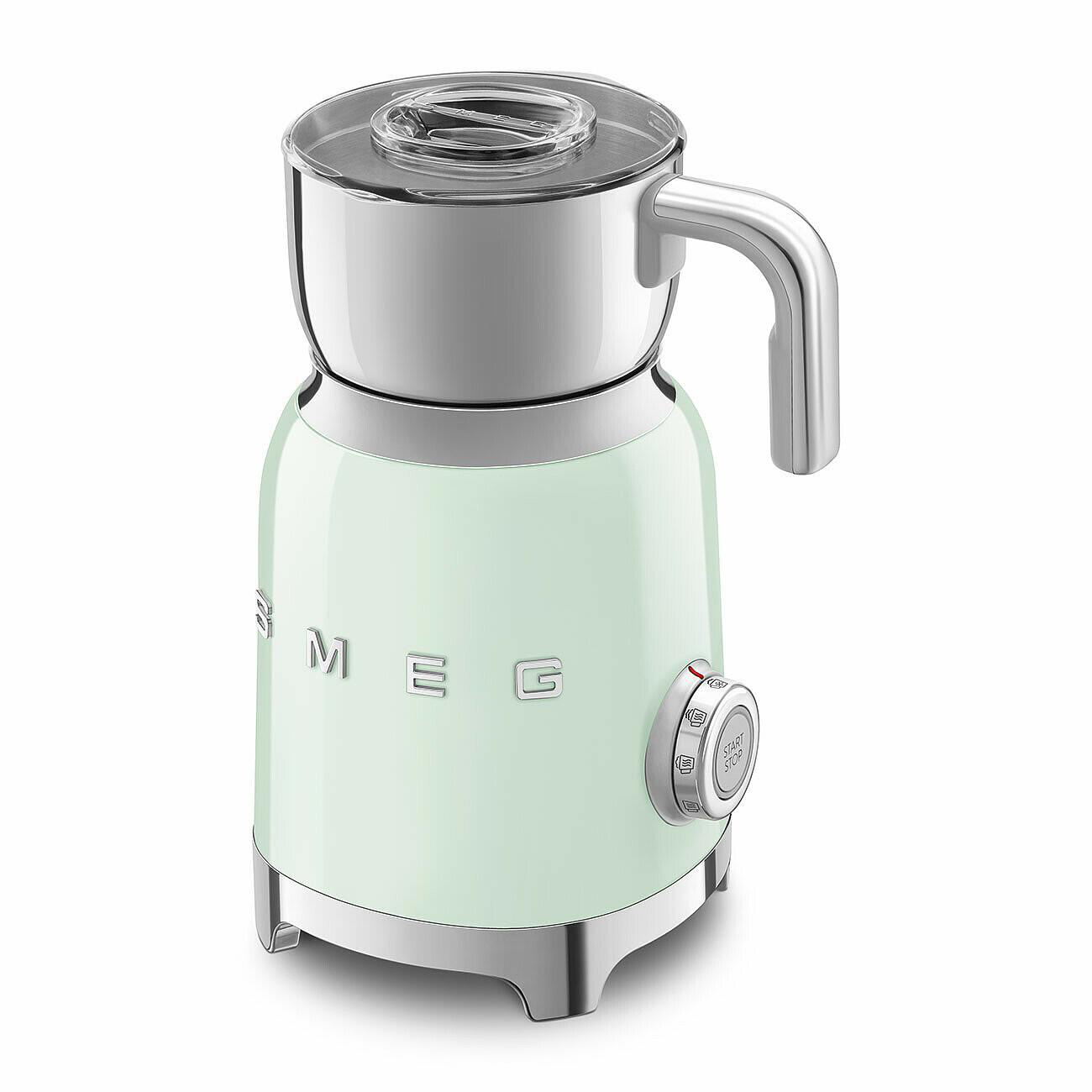Ein hellgrüner Smeg-Milchaufschäumer mit silbernem Griff und Akzenten. Er hat einen transparenten Deckel und ein 'Start/Stop'-Steuerwahlrad.