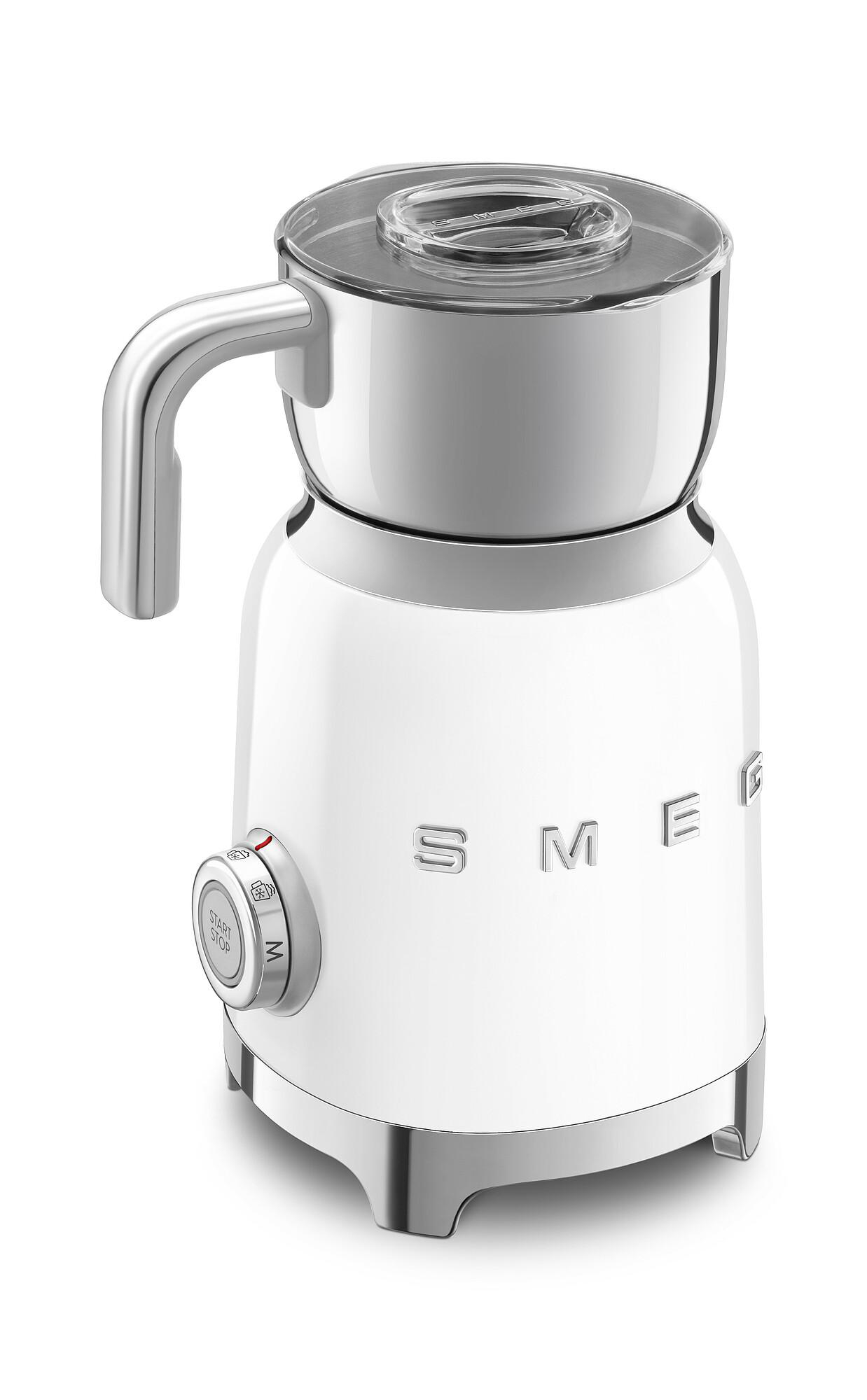 Ein weißer Smeg-Milchaufschäumer mit silbernem Griff und Boden. Er hat einen transparenten Deckel und ein Wahlrad.