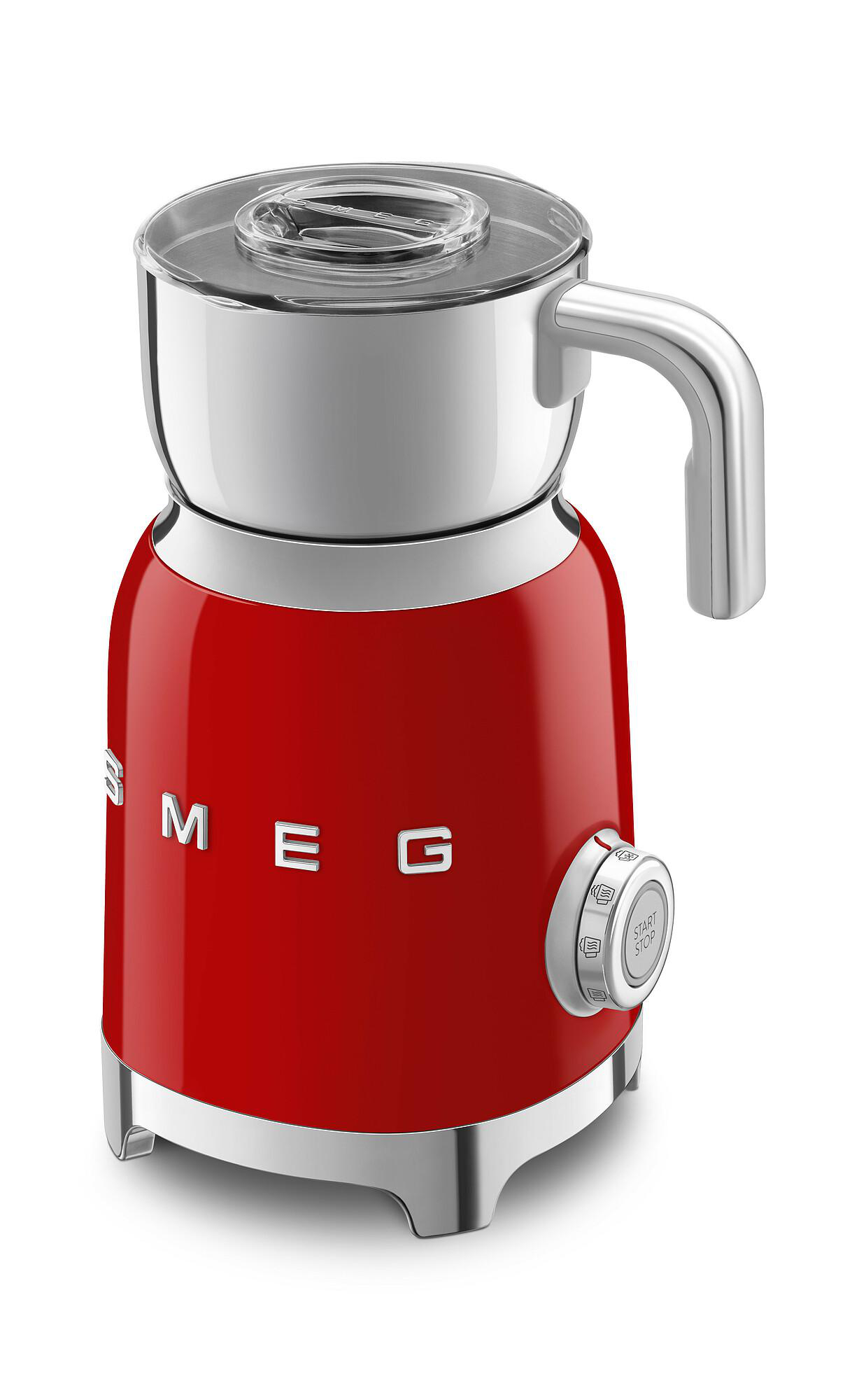Ein roter und silberner Smeg Milchaufschäumer. Er hat einen Griff, einen transparenten Deckel und einen Drehknopf.