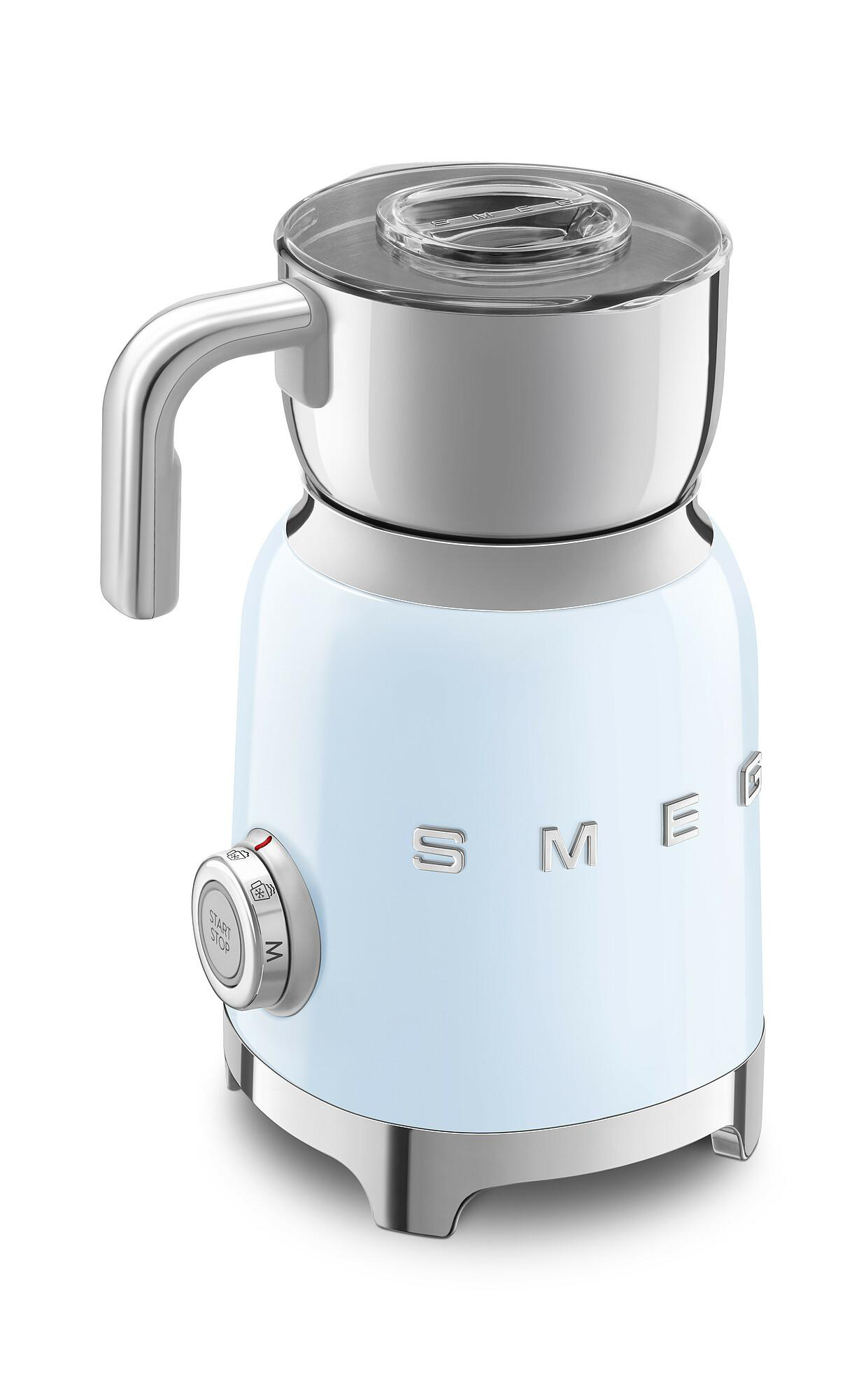 Ein hellblauer Smeg-Milchaufschäumer mit silbernem Griff, Deckel und Sockel. Er hat einen Start/Stopp-Drehregler.