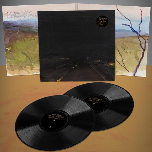 Albumcover und zwei Schallplatten. Das Cover zeigt eine dunkle Straße. Die Schallplatten sind schwarz mit weißem Text.