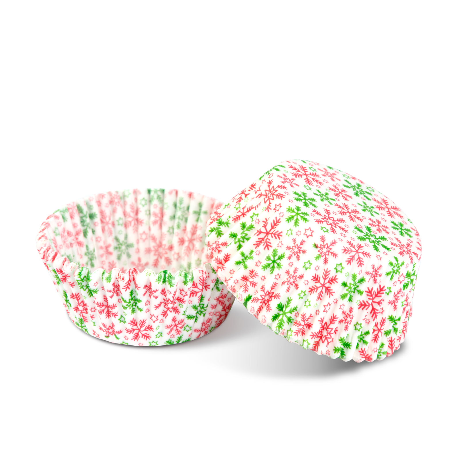 Két papír muffin kapszli piros és zöld hópelyhekkel, fehér háttérrel.