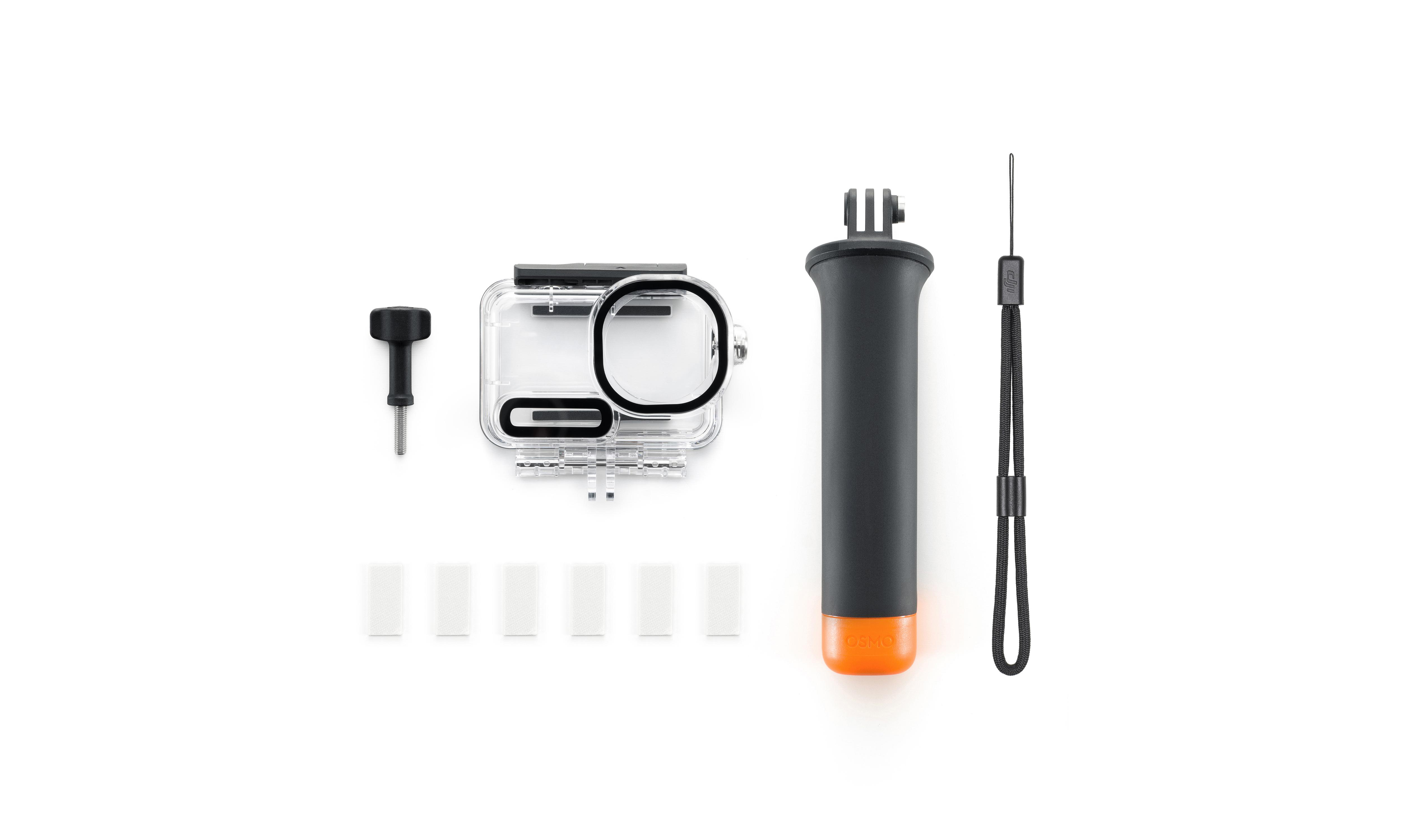 GoPro-Kamera Zubehör auf Weiß. Enthält eine wasserdichte Hülle, Griff, Handschlaufe, Schrauben und Klebepads.