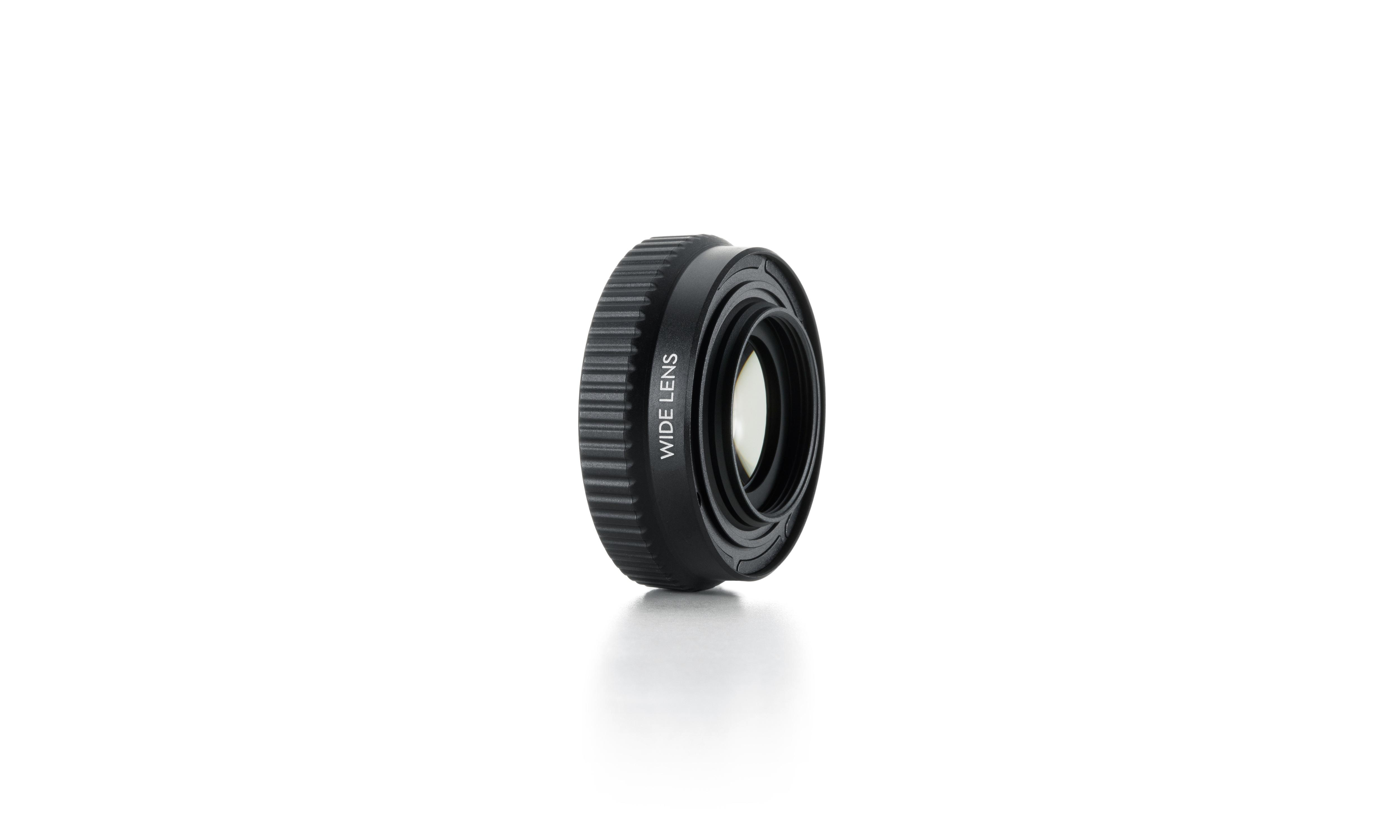 Ein schwarzes Weitwinkelobjektiv auf weißem Hintergrund. Das Objektiv ist zylindrisch, mit 'WIDE LENS' seitlich.