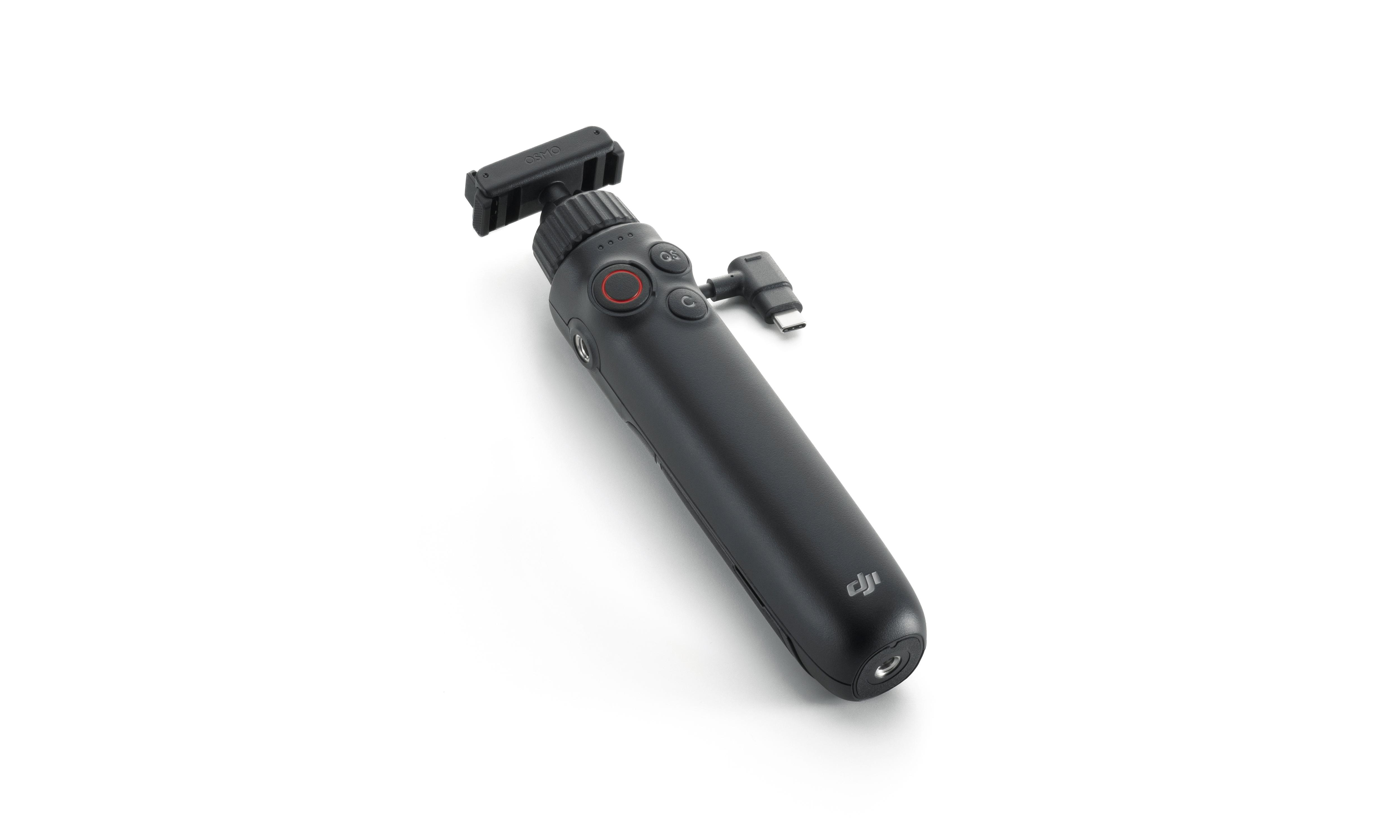 Schwarze DJI Osmo Pocket Kamera auf weißem Hintergrund. Hat Knöpfe, einen roten Punkt und einen USB-C-Anschluss.