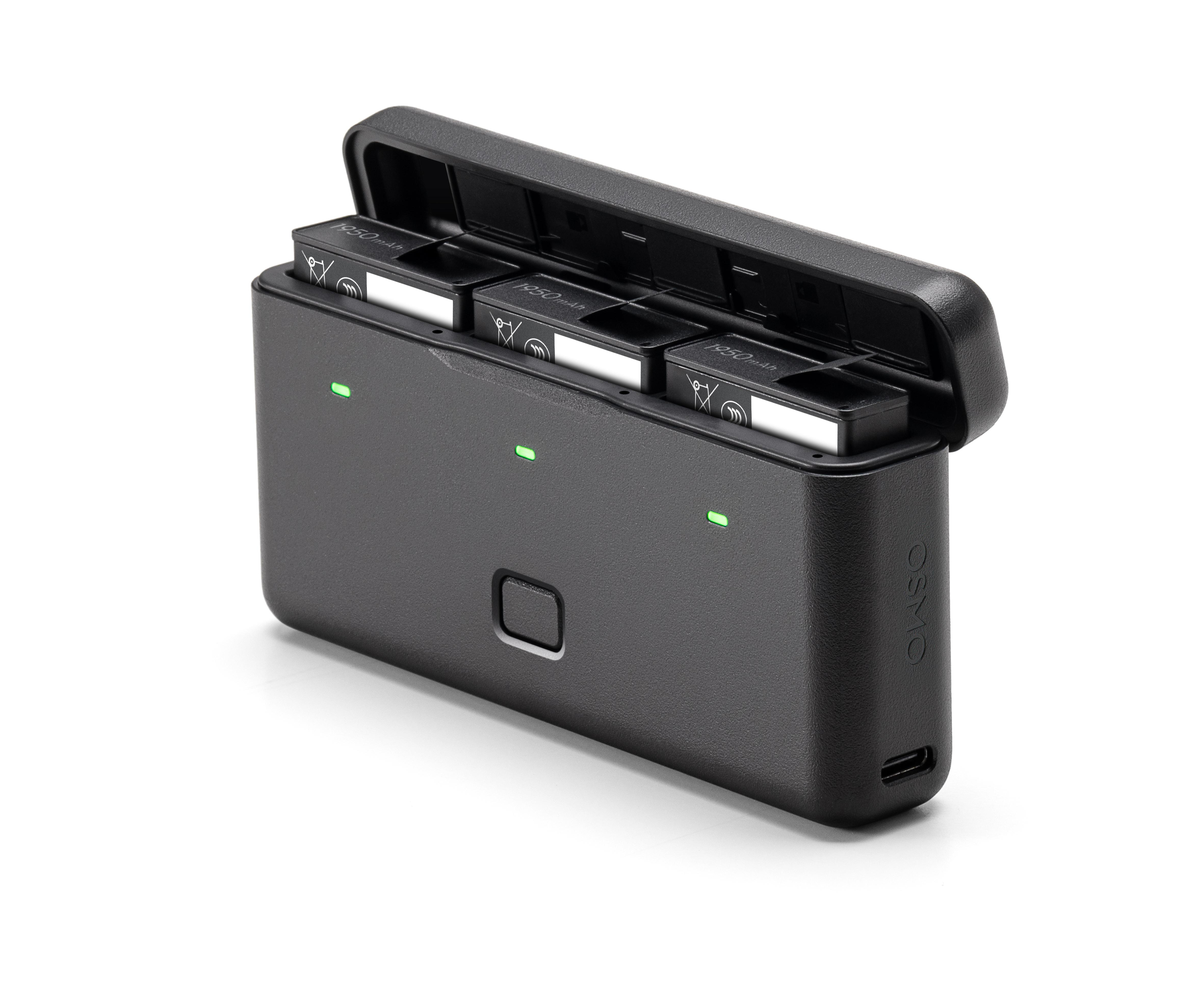 Schwarzes Osmo-Batterieladegerät mit Batterien darin. Das Ladegerät hat einen offenen Deckel und grüne Lichter.