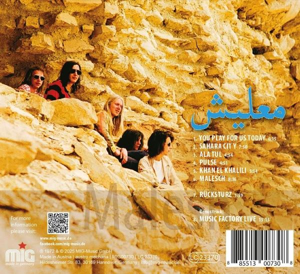 Bandmitglieder mit Sonnenbrillen und Freizeitkleidung sitzen auf Felsen. Albumdetails und Titelliste sind sichtbar.