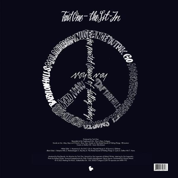 Dunkelblaues Albumcover mit weißem Friedenssymbol. Text enthält Künstler- und Songtitel. Kleingedrucktes unten.