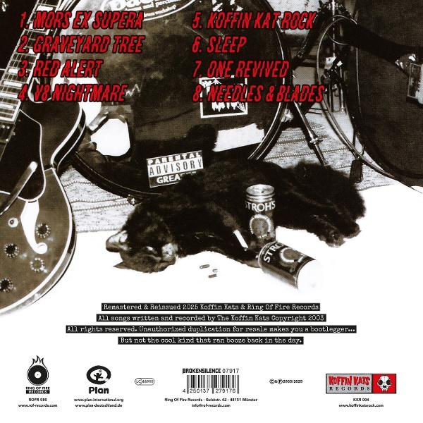 Eine schwarze Katze liegt in der Nähe eines Schlagzeugs und Bierdosen. Text auf dem Albumcover listet Songtitel und eine Kindersicherung auf.