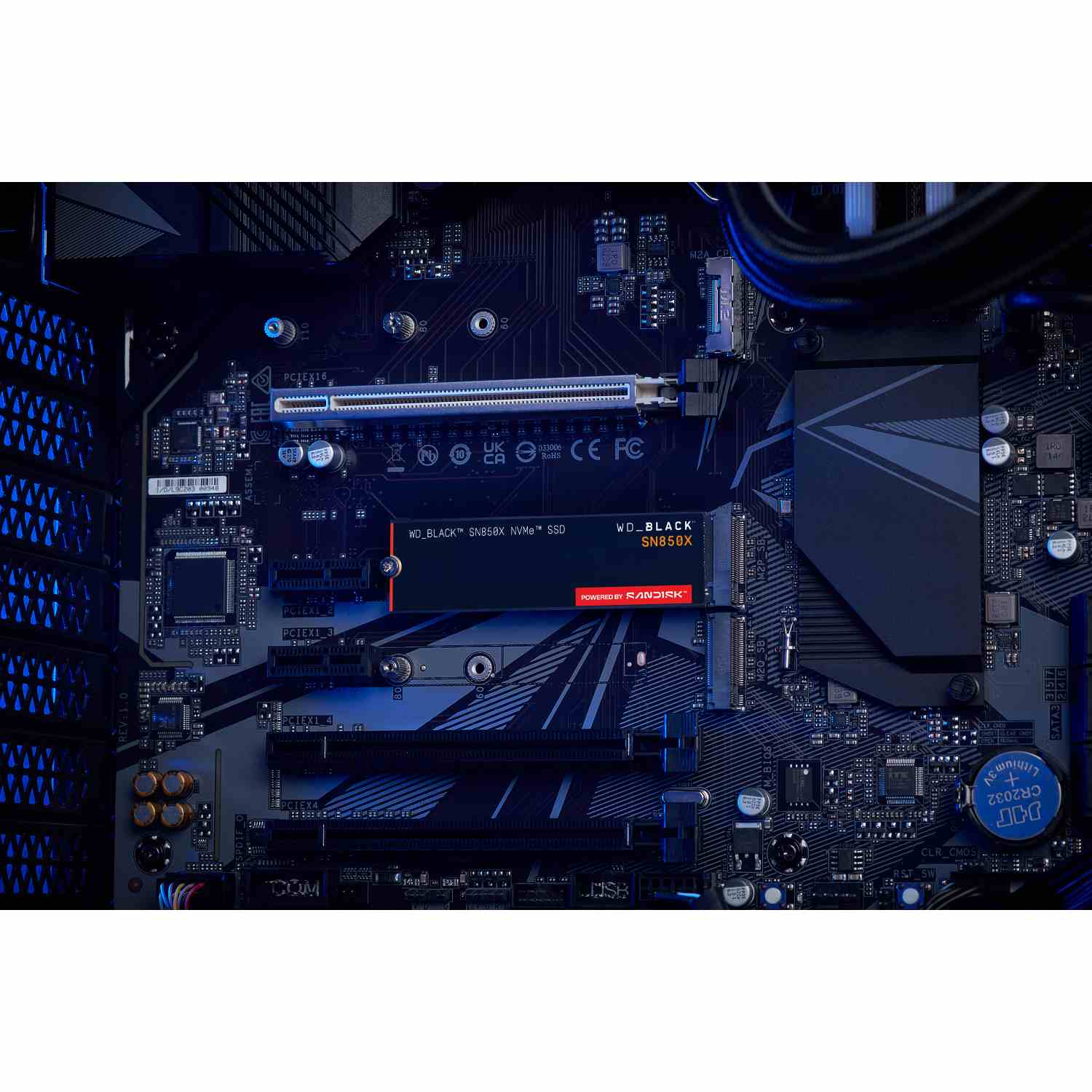 Placa base de ordenador con SSD WD_BLACK SN850X instalado. Predominan componentes azules y negros.