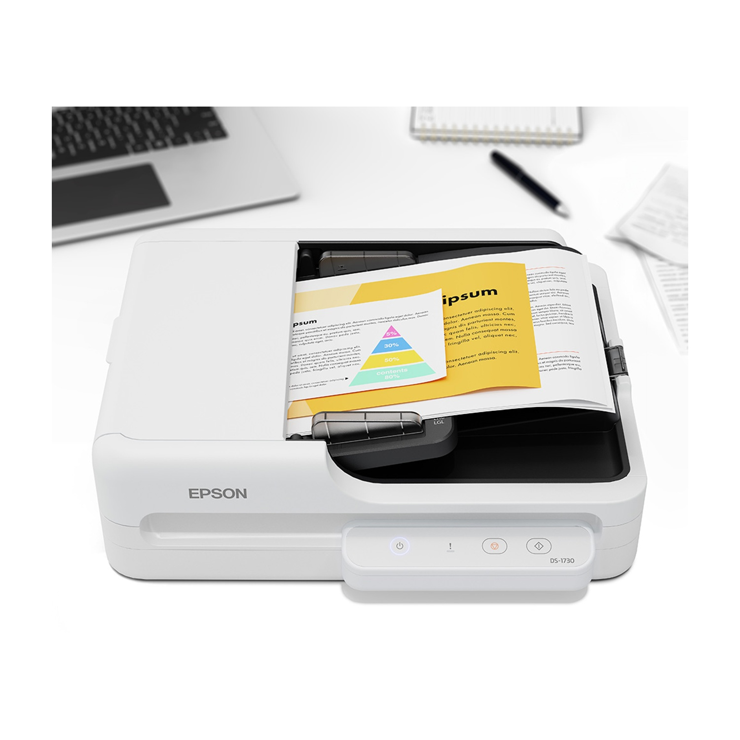 Scanner Epson bianco con coperchio aperto, che scansiona un foglio. Un laptop, una penna e un blocco note sono sullo sfondo.