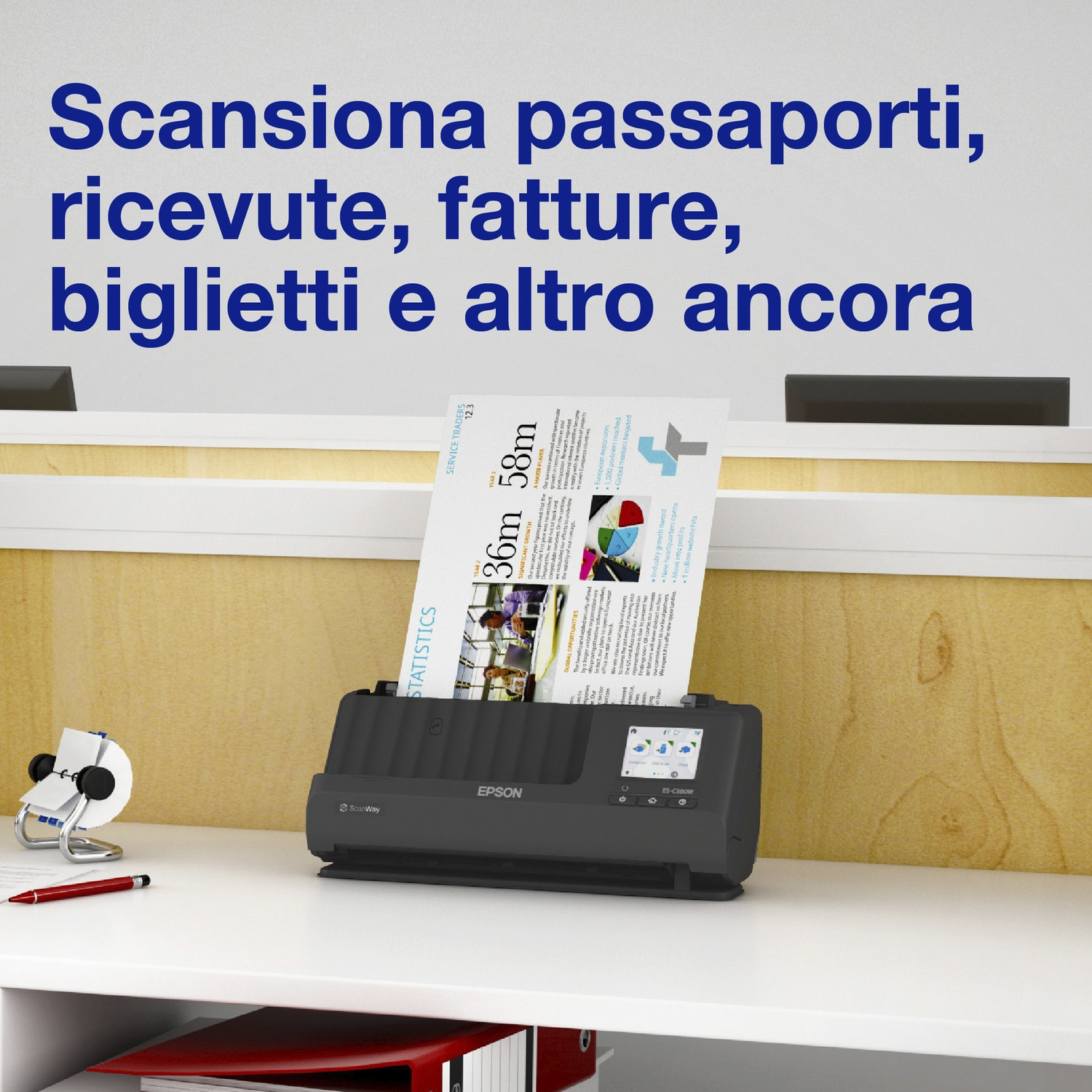 Uno scanner su una scrivania bianca sta scansionando una carta. Il testo sopra recita: Scansiona passaporti, ricevute, fatture, biglietti e altro.