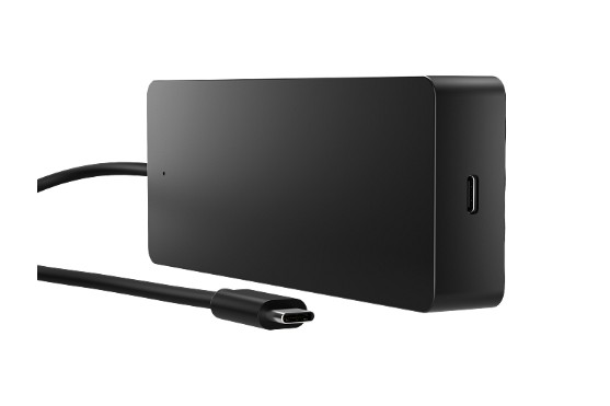USB-C kablosu takılı siyah, dikdörtgen bir güç adaptörü. Adaptörün üzerinde bir USB-C bağlantı noktası var.