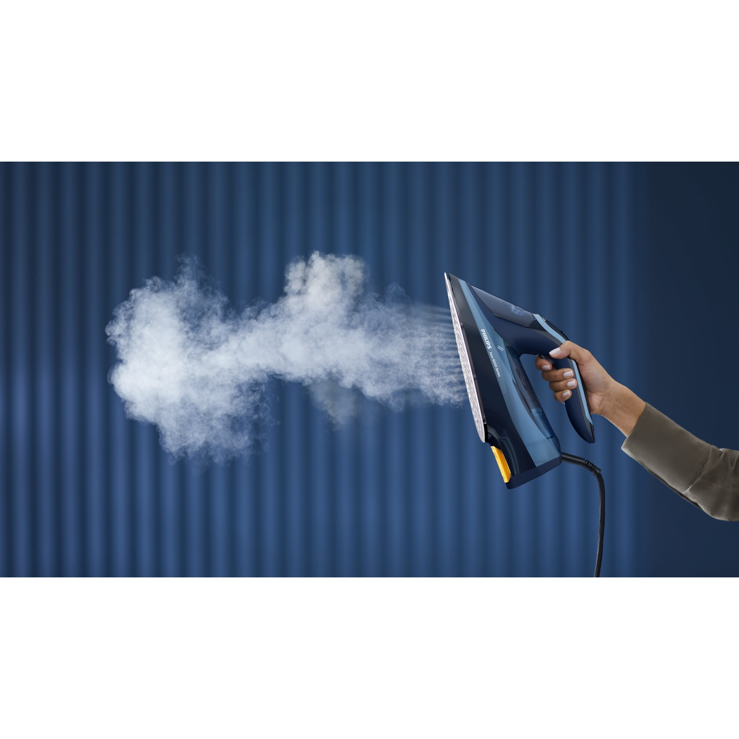 Une main tient un fer à repasser bleu, de la vapeur s'échappant sur un fond bleu et strié. Le fer est noir et jaune.