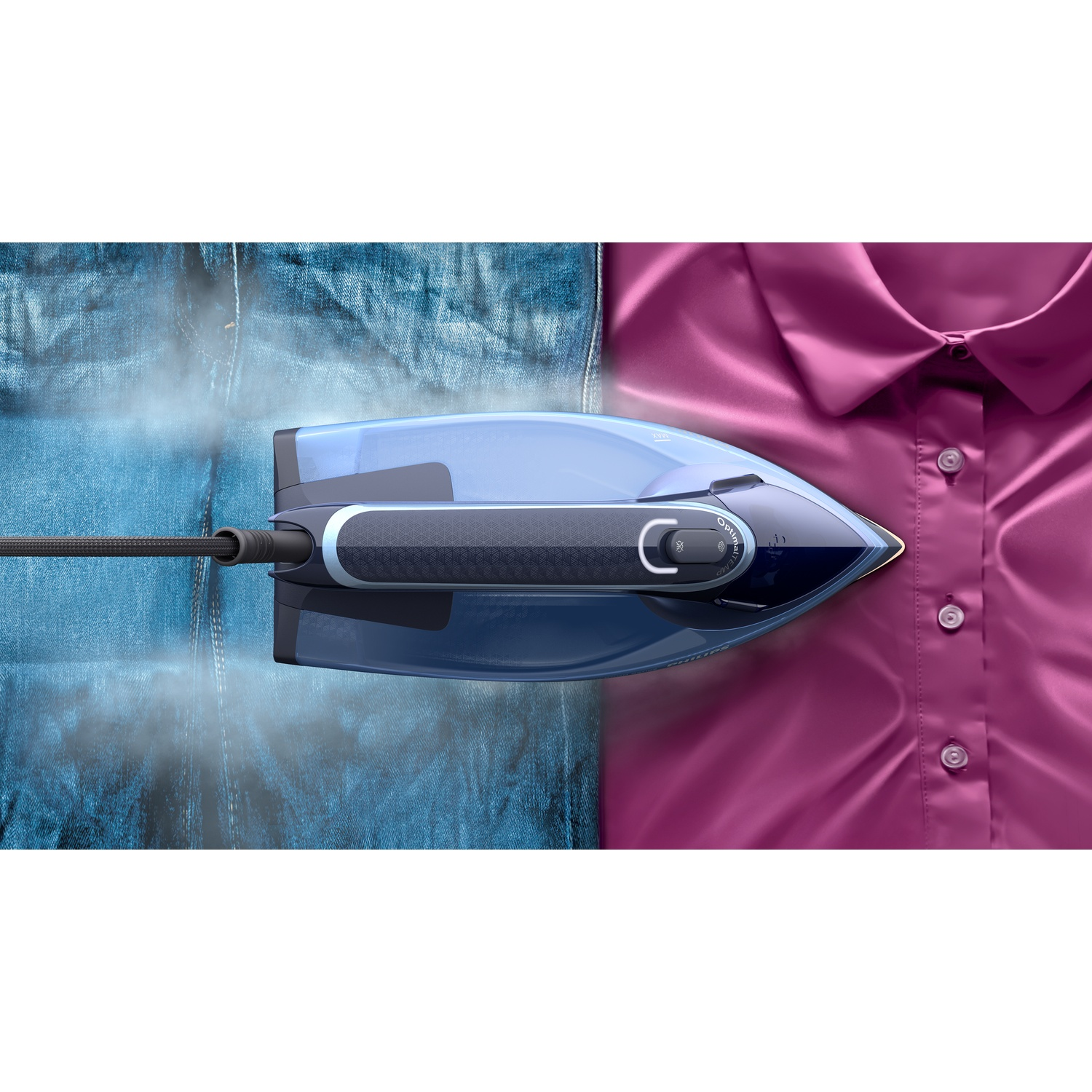 Un fer à repasser bleu qui repasse un jean bleu à gauche et une chemise rose à droite. Le fer est au milieu des deux tissus.