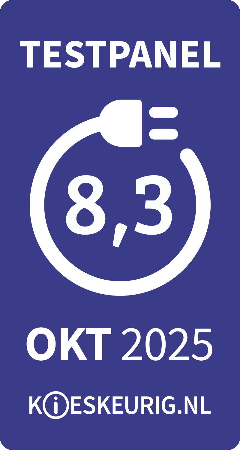 Blauwe rechthoek met witte tekst. Boven TESTPANEL, dan een cirkel met 8,3. Onder OKT 2025 en website.