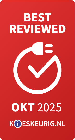 Rode badge. Witte tekst: Best Reviewed, OKT 2025, logo. Cirkel met stekker en vinkje. Website: koeskeurig.nl.