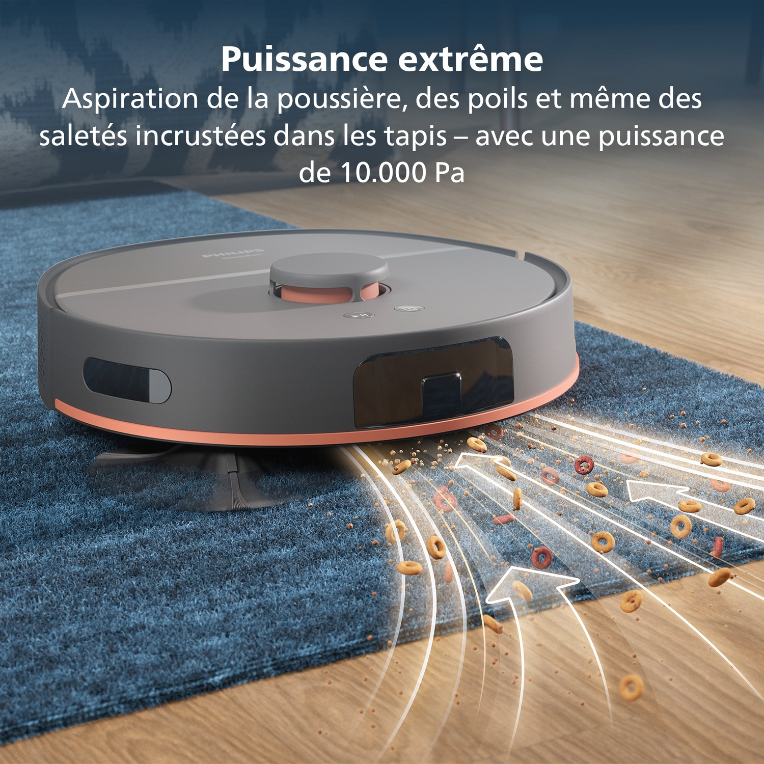 Un aspirateur robot sur un tapis bleu, nettoyant les débris. Des flèches indiquent le trajet de nettoyage. L'arrière-plan est un plancher en bois.