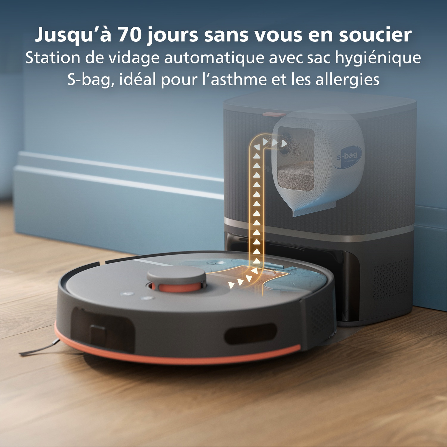 Un aspirateur robot et une station de charge. L'aspirateur est gris et orange. La station est noire avec un sac blanc.
