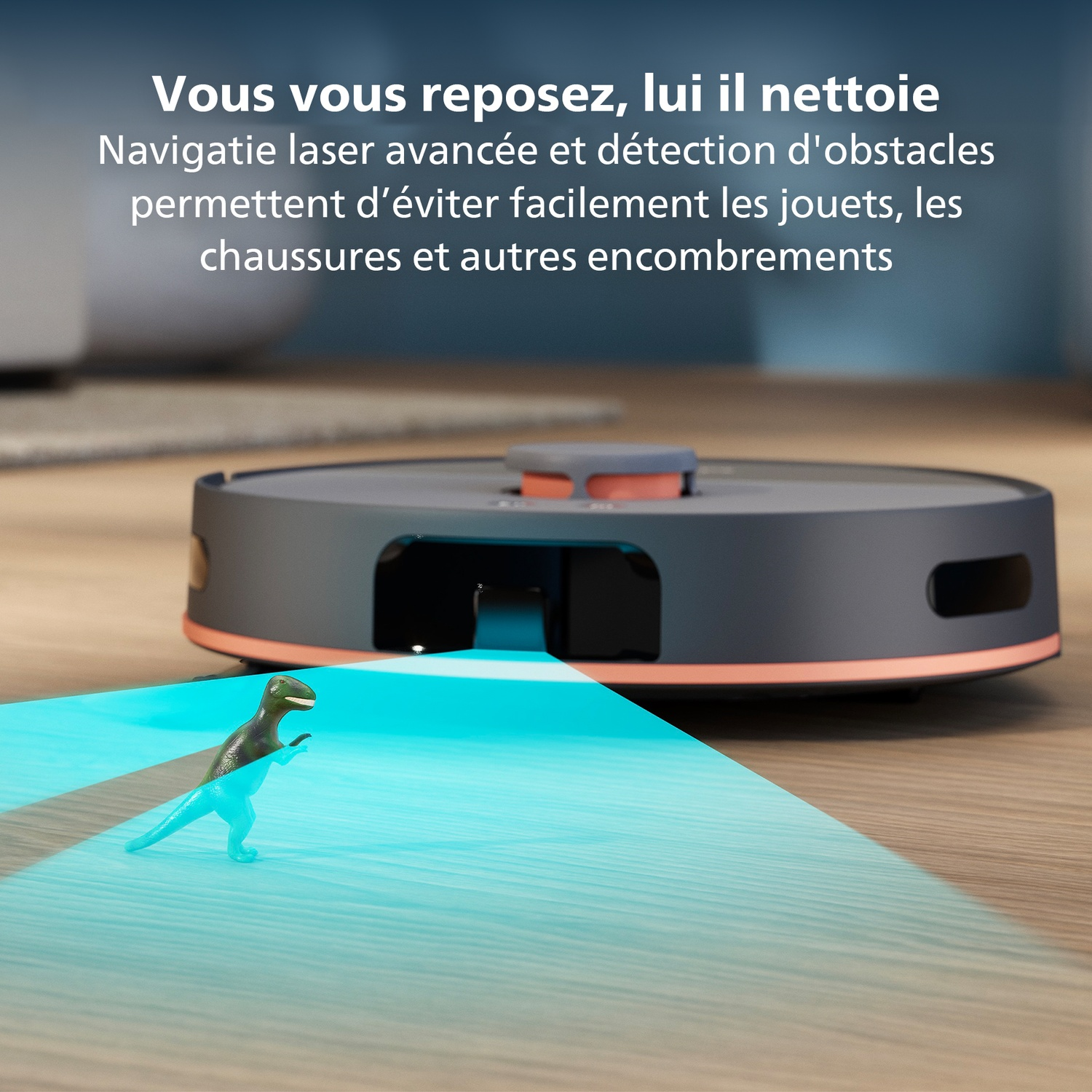 Un aspirateur robot avec navigation laser. Un dinosaure jouet est sur son chemin. Le robot est sur un sol en bois.