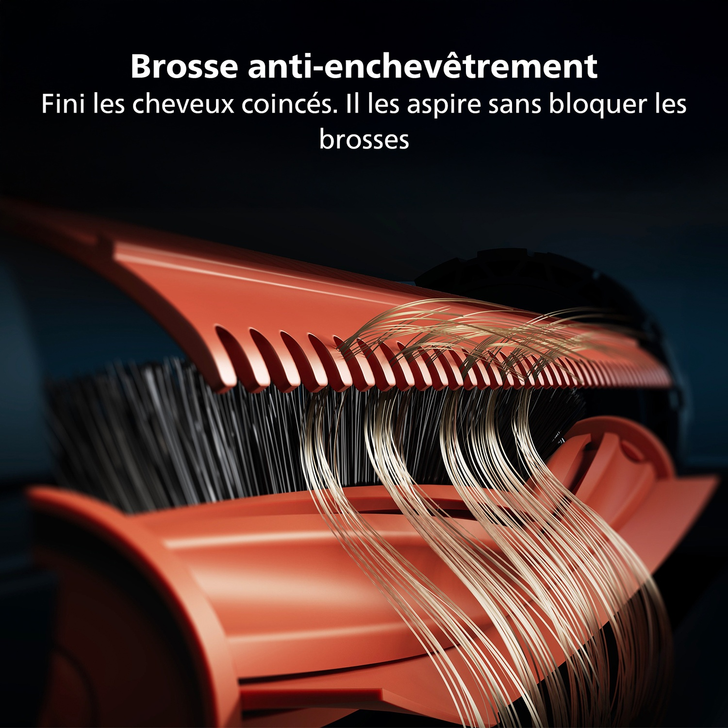 Une brosse anti-nœuds orange avec des poils noirs et des mèches de cheveux qui passent, sur un fond sombre.