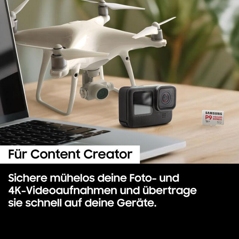 Eine Drohne, eine Action-Kamera und ein Laptop liegen auf einer Holzoberfläche. Rechts ist eine Speicherkarte. Text unten.