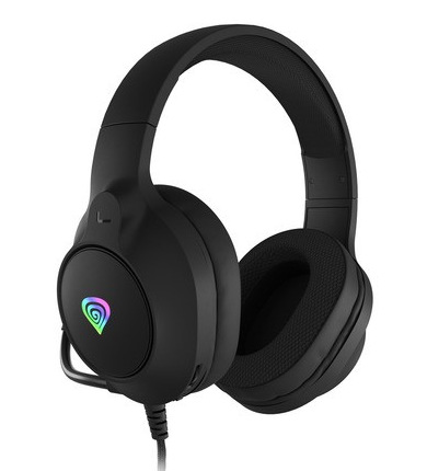Czarne słuchawki dla graczy na białym tle. Posiadają nauszniki, pałąk i kabel. Logo ma kolory tęczy.