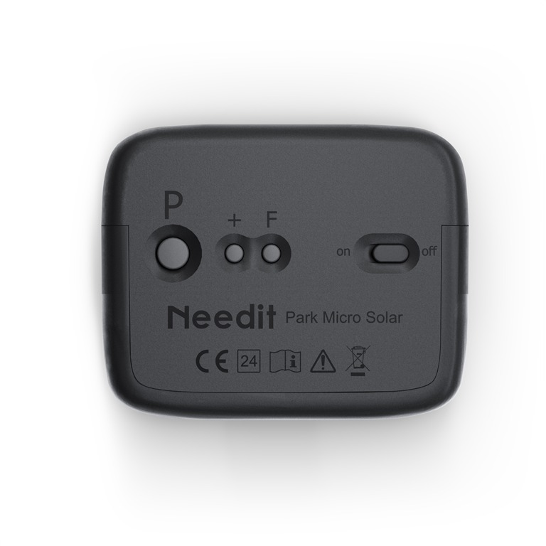 Ein dunkelgraues Needit Park Micro Solar-Gerät. Merkmale sind ein Knopf, Kontrollleuchten, ein Ein/Aus-Schalter und behördliche Symbole.